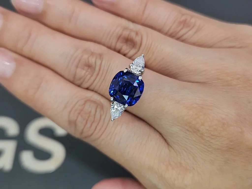 Негретый сапфир Royal Blue в огранке кушон 7,09 карата, Мадагаскар Изображение №5