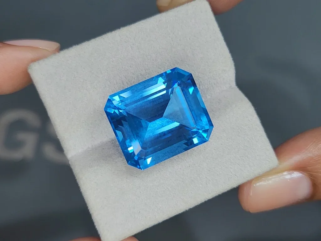 Крупный топаз Swiss Blue в огранке октагон 30,60 карат, Бразилия Изображение №4