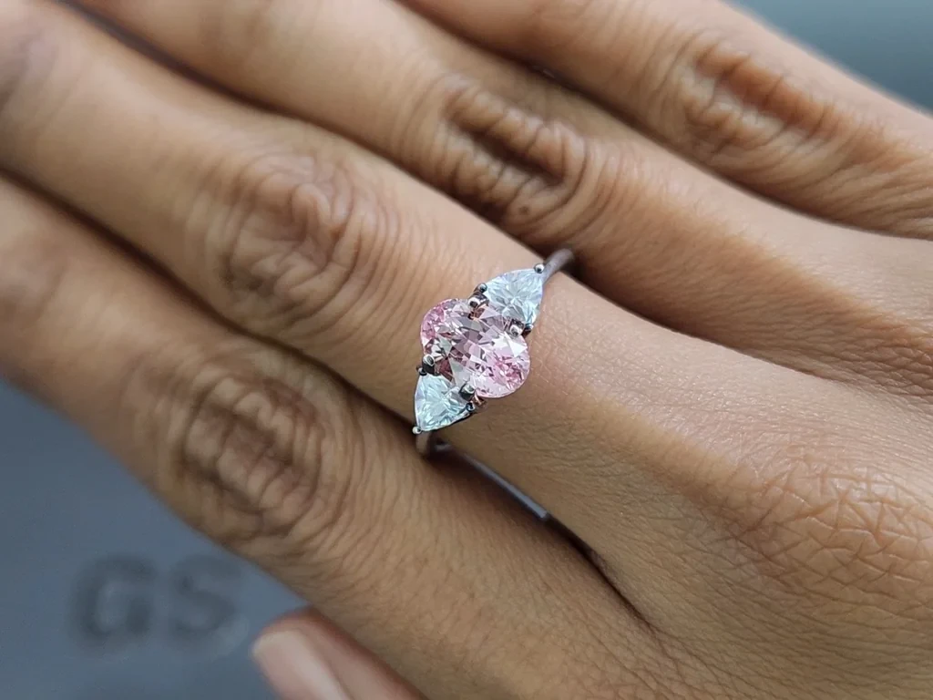 Негретый сапфир Падпараджа в огранке овал 2,18 карат, Шри-Ланка  Изображение №5