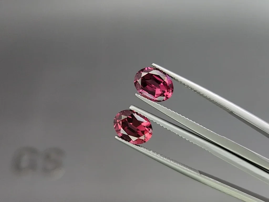 Пара гранатов родолитов в огранке овал 4,55 карат, Мадагаскар Изображение №3