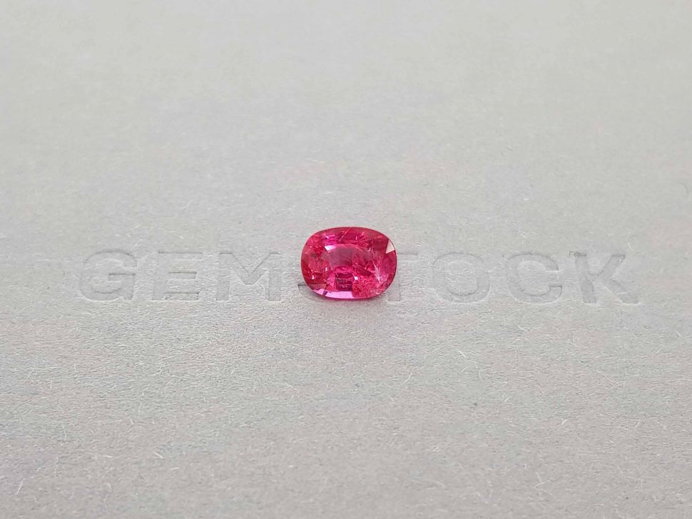 Яркая розовато-красная шпинель Махенге 1,70 карат, GFCO Изображение №1