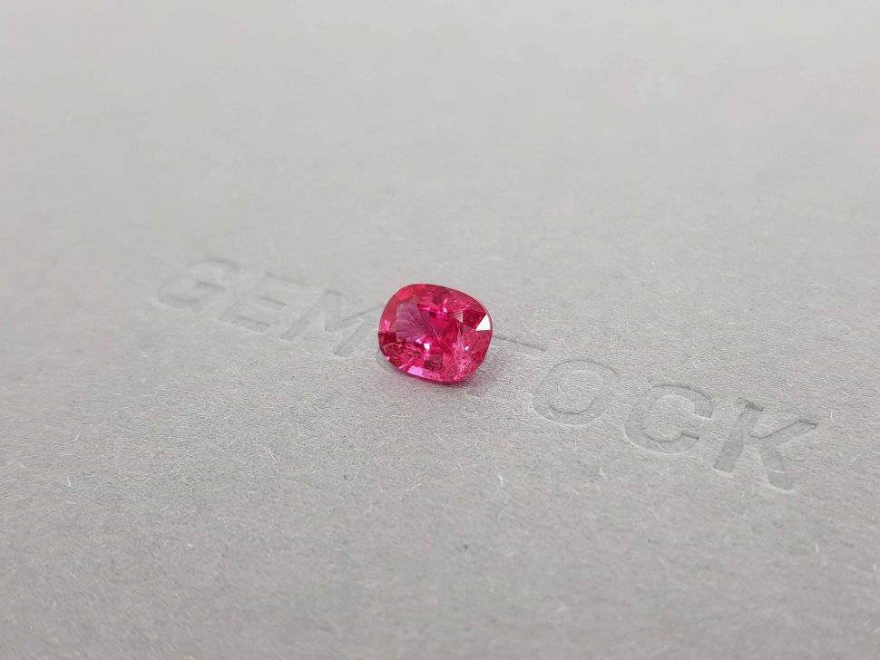 Яркая розовато-красная шпинель Махенге 1,70 карат, GFCO Изображение №2