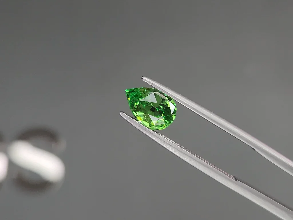 Гранат цаворит Intense Green в огранке груша 1,50 карата, Танзания  Изображение №3