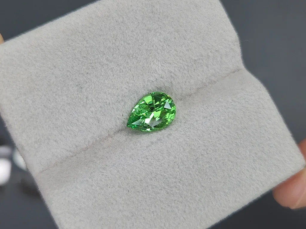 Гранат цаворит Intense Green в огранке груша 1,50 карата, Танзания  Изображение №4