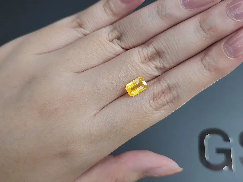 Сапфир Intense Yellow с эффектом шелка в огранке радиант 2,50 карата, Шри-Ланка Изображение №2