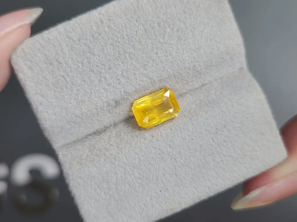 Сапфир Intense Yellow с эффектом шелка в огранке радиант 2,50 карата, Шри-Ланка Изображение №4