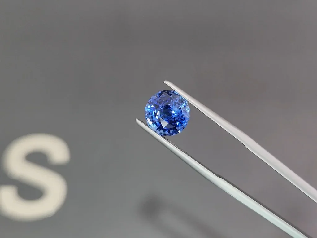 Синий сапфир Cornflower Blue в огранке круг 4,14 карат, Шри-Ланка Изображение №3